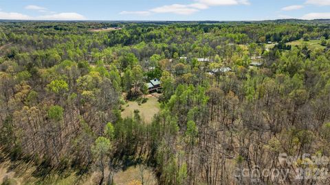 Photo of 405 Loop Road, Campobello, SC 29322 (MLS # 4370899)
