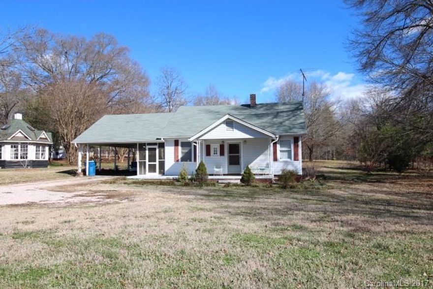 Cute, cute, cute !!  2 bedroom, 1 bath home with updated kitchen and bath. Huge back yard with tons of privacy. Screened porch and detached shed provides plenty of storage space.  Perfect for first time home owner or investor.