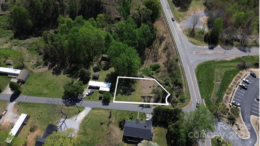 Build ready corner lot on the corner of Hoyle and Tate St. This level lot is ready for you to build your dream home on. Easy access and easy build given the topography on this one. Must see.