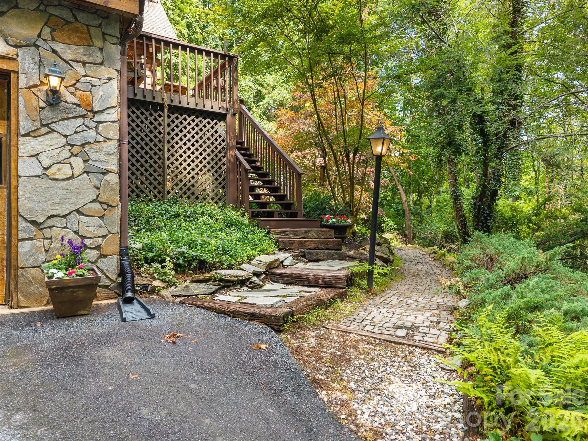 6 Ravenwood Lane