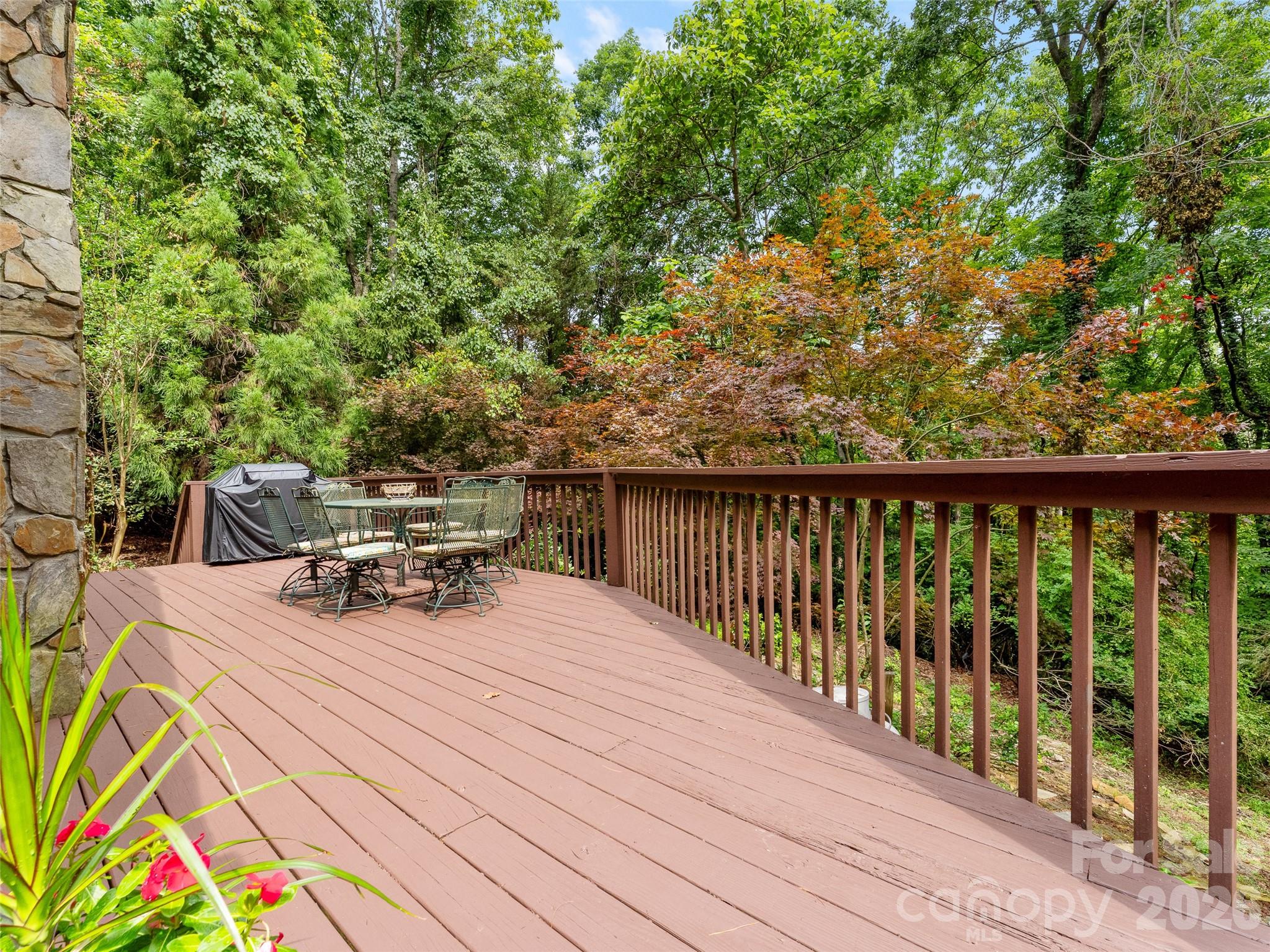 6 Ravenwood Lane