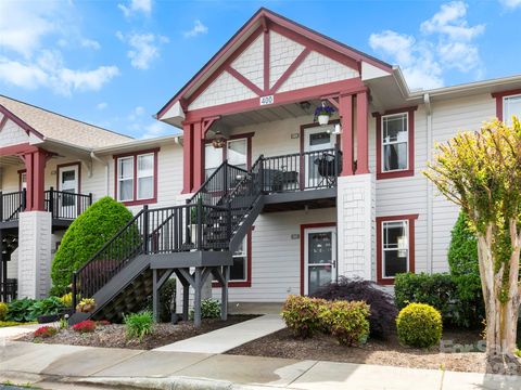 Photo of 2303 Deermouse Way, Hendersonville, NC 28792 (MLS # 4382136)