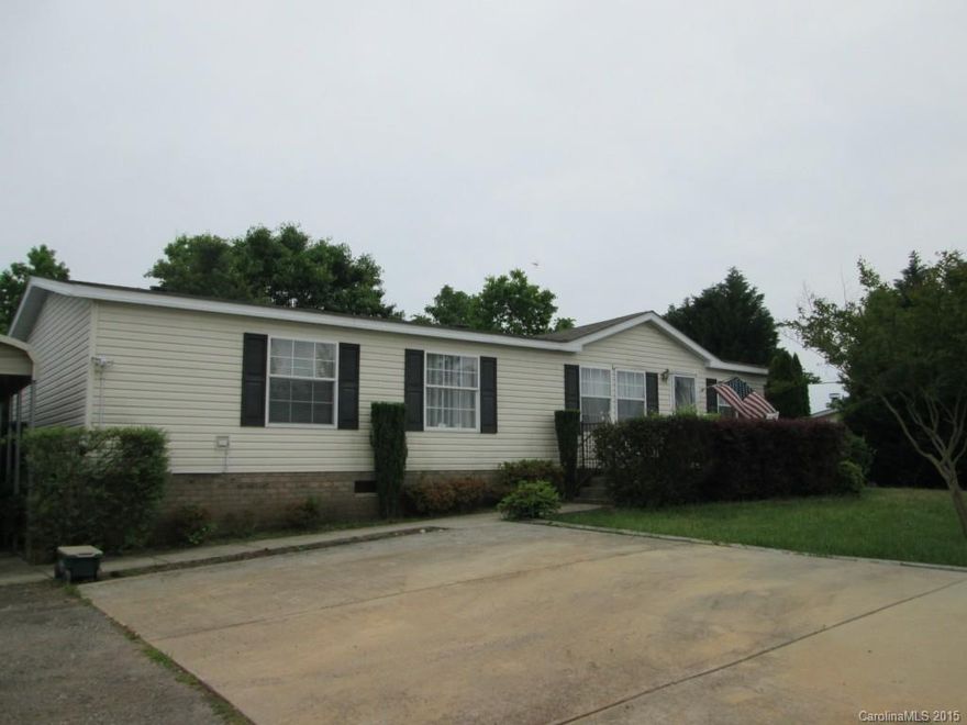 Immaculate 3BR/2BA, custom designed Clayton Home. Double wide is spacious and all bedrooms have walk-ins. Master has shower, whirlpool, and double sinks. Split bedroom plan, all kitchen appliances. Added insulation - per seller.