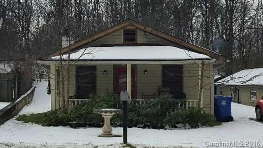 2/1 Oakley Bungalow within walking distance to Oakley Elementary. Move-in ready home in well sought after family neighborhood. Wood floors, open kitchen, large W/D room, outbuilding with electricity and level back yard. Great starter home or invest and keep the tenant.