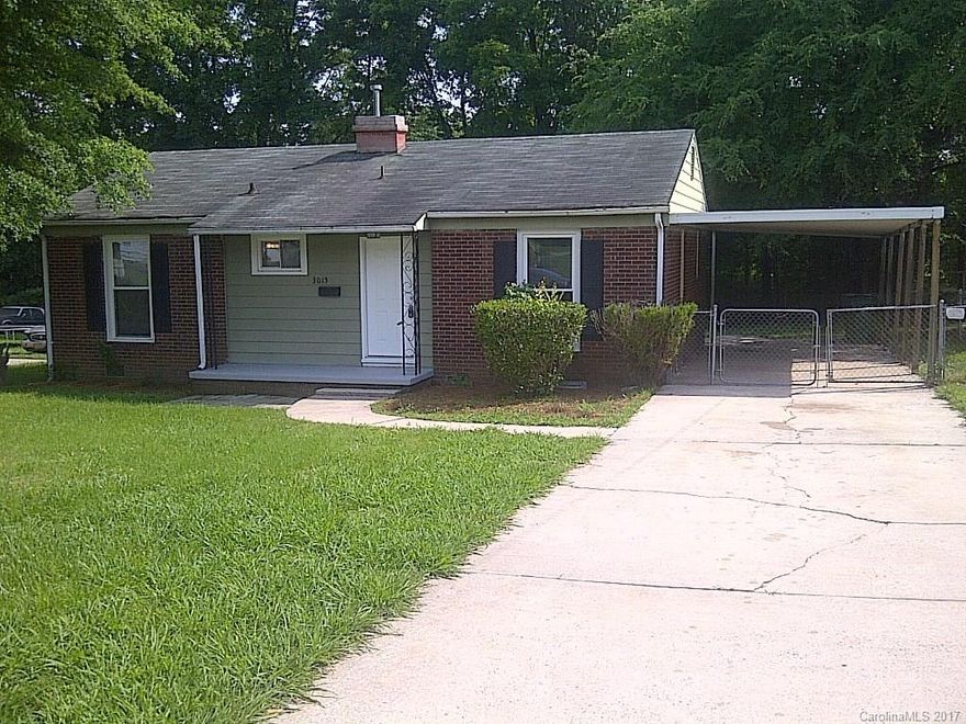 Freshly remodeled 3 bed 1 bath home in Charlotte.  Over 1200+ sq. ft. of open living area.  Living room leads to large kitchen, loaded with modern appliances.  Huge fenced backyard, perfect for entertaining guests.  Great value for a great price.  Apply today, this rental will not last long!!!!!!!!