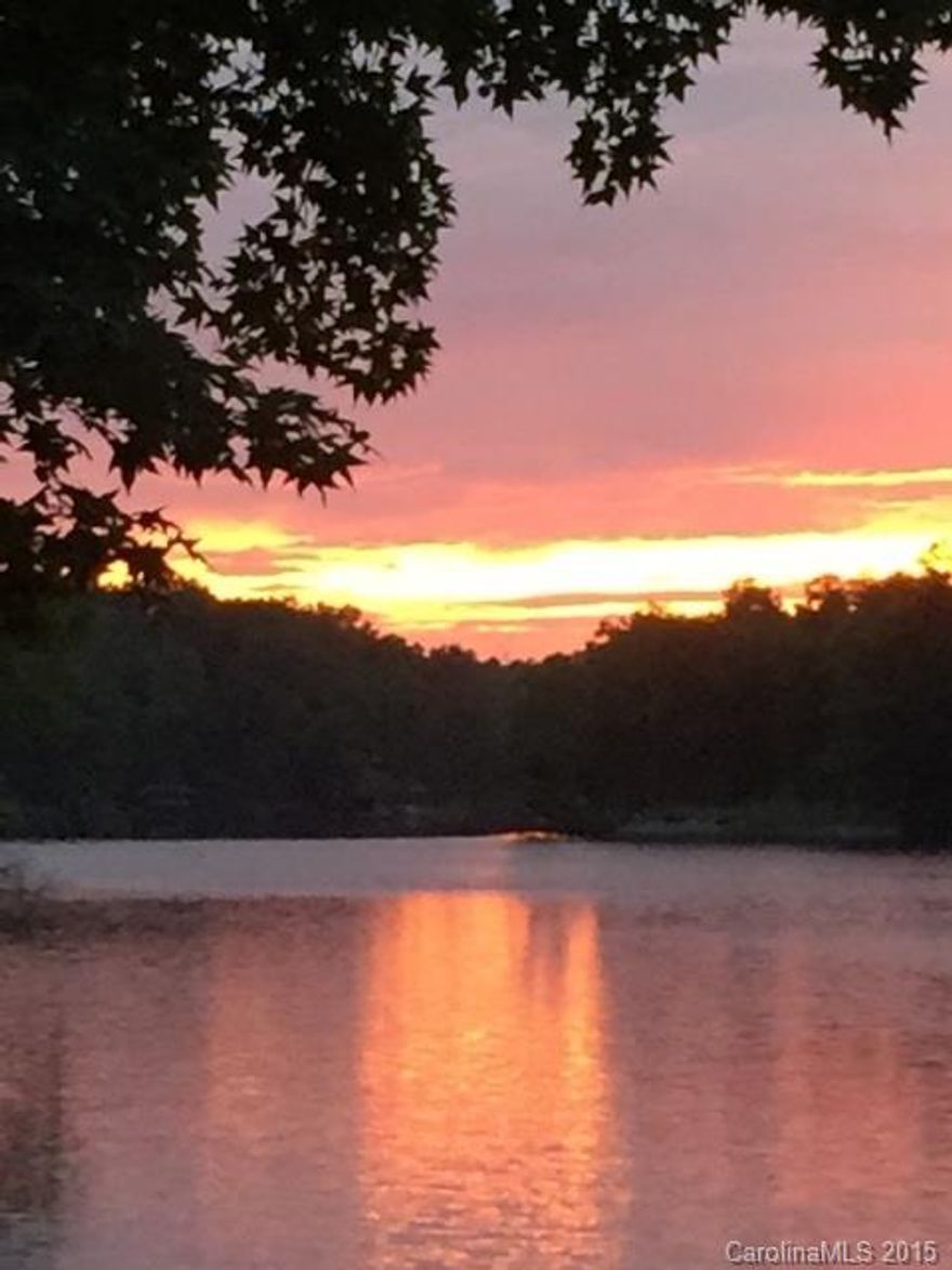 Gorgeous waterfront Lot on Lake Wateree! Beautiful sunrise and amazing sunsets. Ready for an escape build!   Easy Access to I-77!