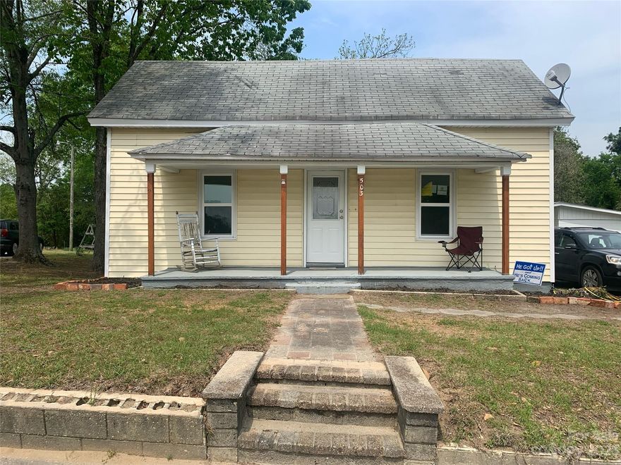 Newly upgraded home, perfect for 1st time home buyers or any investor to add to your rental portfolio. This property includes one bedroom and a bonus room. Close to restaurants and shopping! New HVAC, hot water heater, windows, and all new flooring throughout. Priced to sell bring all offers. Home is being sold AS-IS.