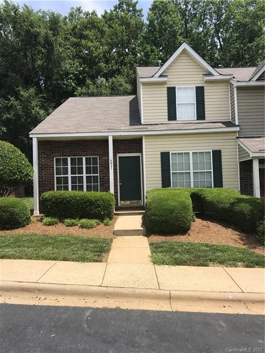 Beautiful end unit in highly sought after Huntington Ridge community with master suite on the main level. Also has a second master upstairs. Backs up to wooded lot for privacy with fenced in patio area for added privacy Convenient University City location. 10 mins to UNCC.