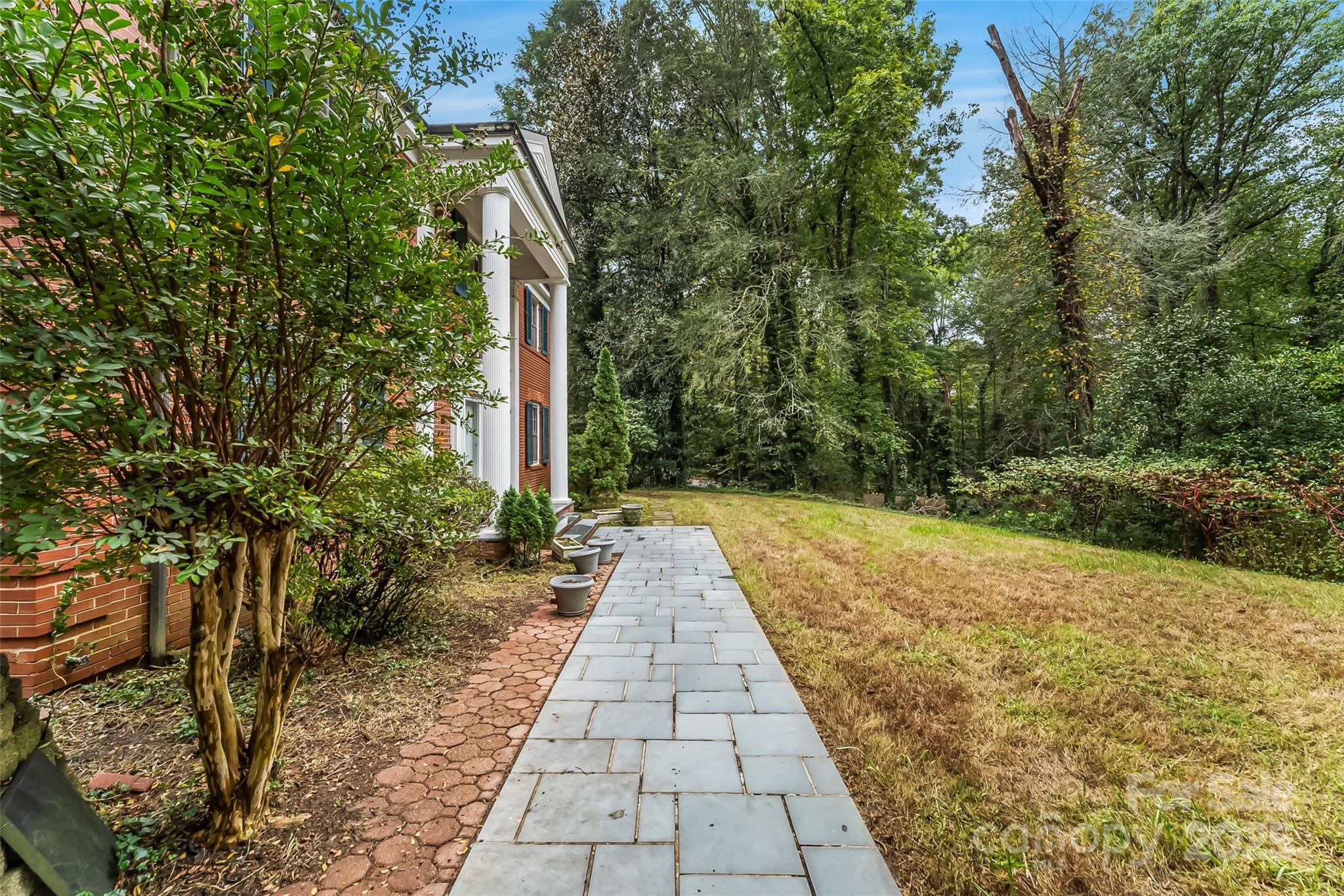 301 Louise Avenue NE