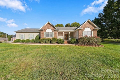 Photo of 1119 Edgefield Lane, Newton, NC 28658 (MLS # 4431602)