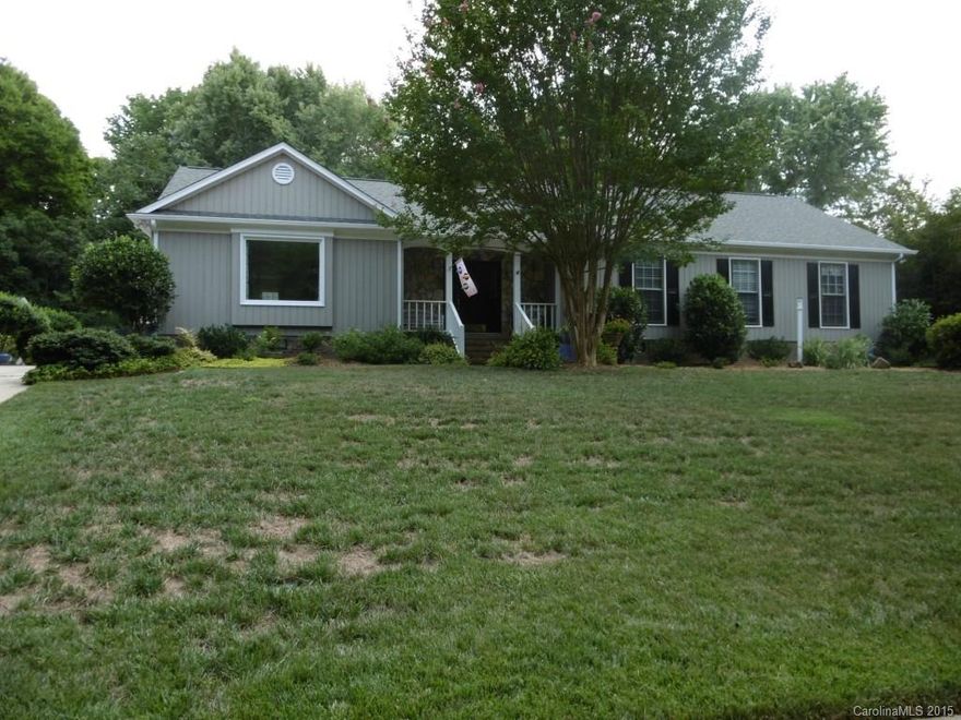 Fabulous ranch close to Uptown, South Park, & Arboretum. Enter the large foyer & notice gleaming wood floors. Great room welcomes you with wood floors, stone fireplace & wet bar.  Open great room, dinette & kitchen with lots of natural light.  Kitchen has wood floors, plenty of cabinets, can lights, double ovens & big island. Large master with hardwood floors and walk in closet.  Large deck overlooks a big level back yard with trees. Oversized two car garage.  Move in condition today!!!