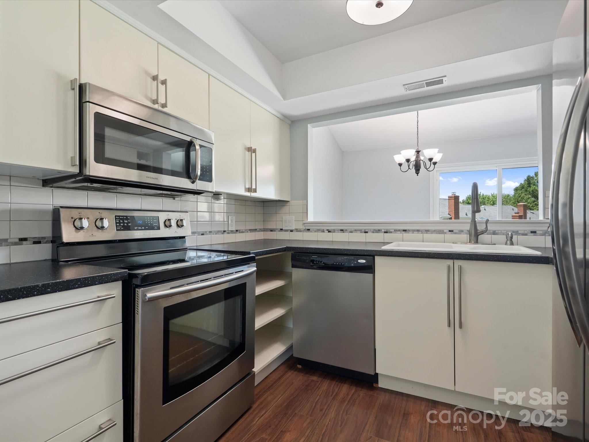 9404 S Vicksburg Park Court