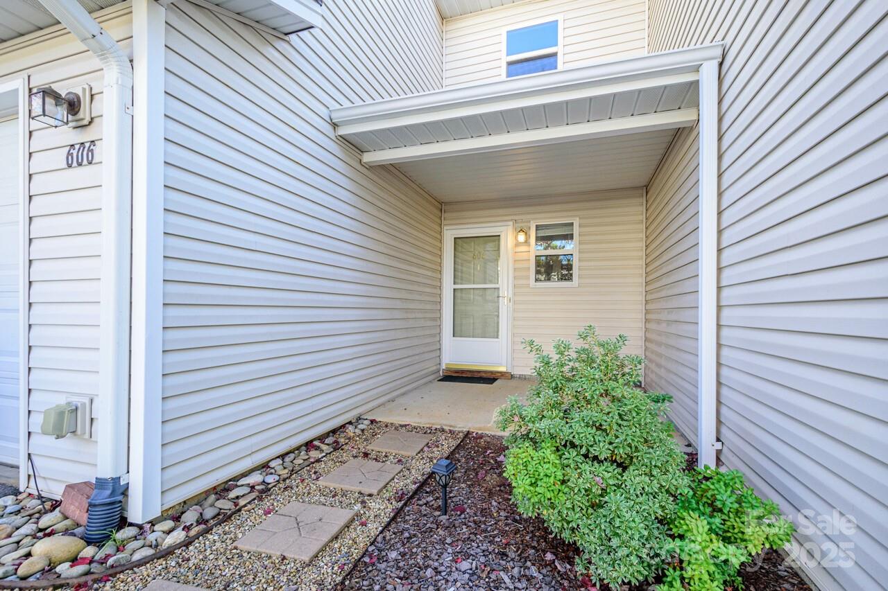 606 Olde Covington Way