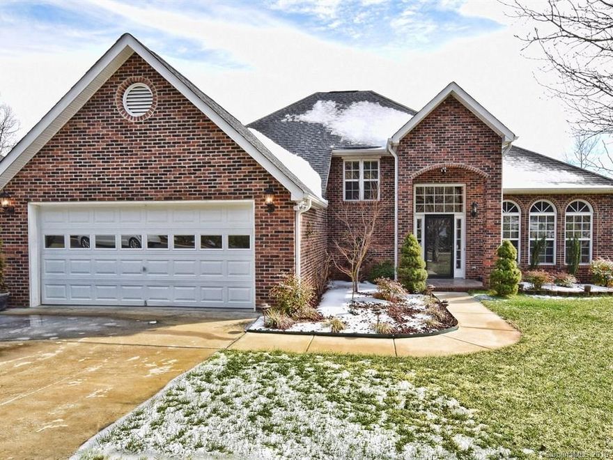 Full brick transitional home with master bedroom down. Gorgeous tile & Mahogany wood floors! Amazing location, close to schools, shopping & I77. Beautiful kitchen, updated granite in kitchen & 2 baths. Level lot with brick patio.