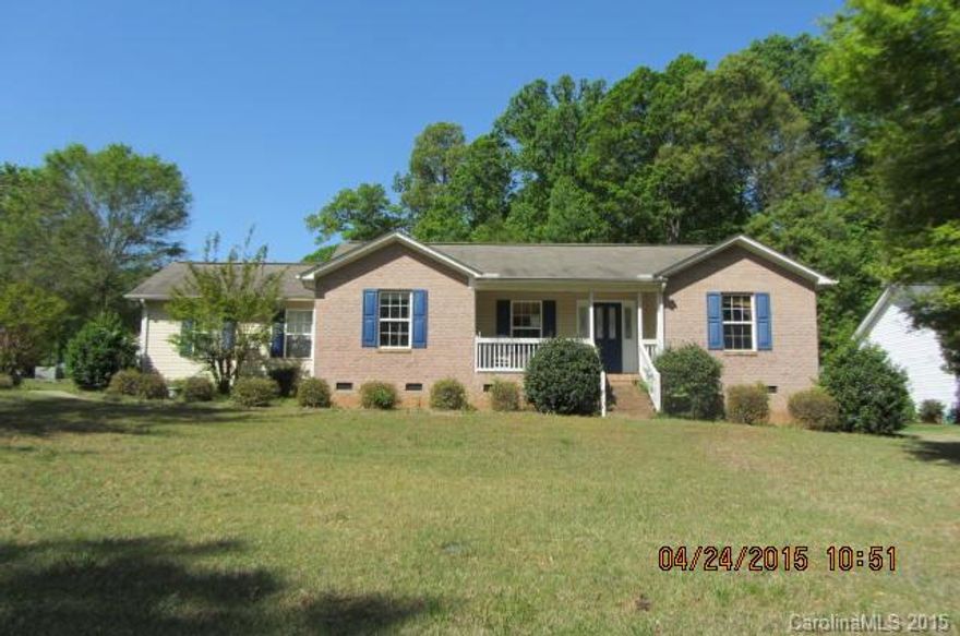 Great Location. Fort Mill Schools! Not many homes at this price range in Fort Mill. Large, cul-de-sac lot. Great room with vaulted ceilings and fireplace. Open floor plan. 2 car side entry garage. Fenced back yard. Enclosed porch/sunroom. Needs some cosmetics but appears to be structurally sound.