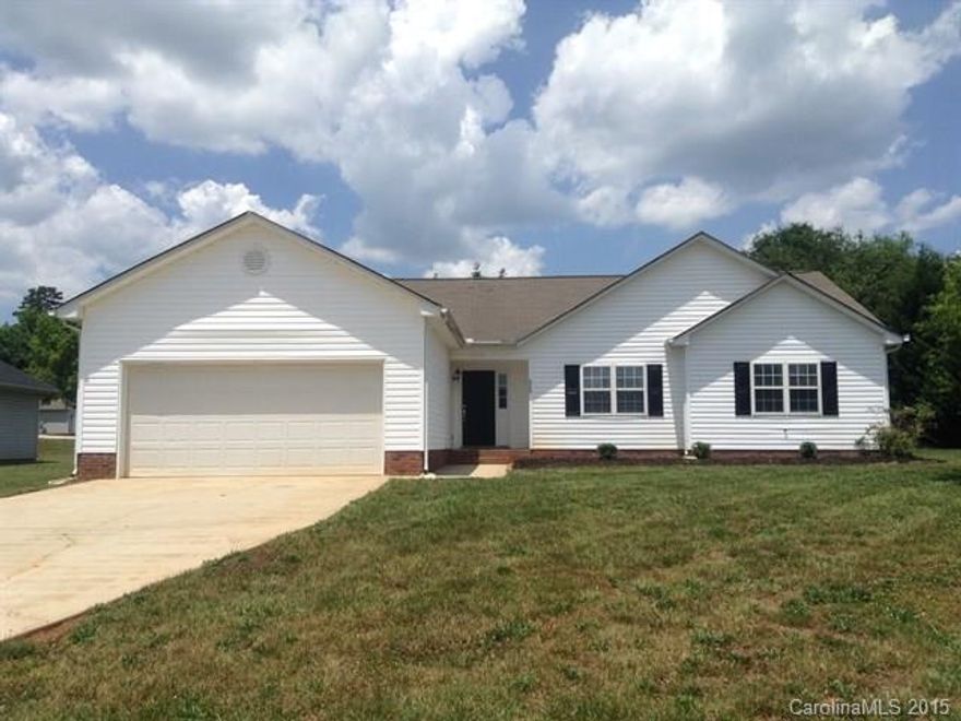 This 1,726 sq. ft. 1 story home has 3 bedrooms, 2.5 baths and has an open floor plan. The Master Suite has a walk-in closet and the Master Bath has dual sinks, an over sized tub and a separate shower. Enjoy entertaining near the cozy fireplace or outdoors in the large, private backyard. This home is move in ready and is located at 4212 Creek Ridge Dr. in Gastonia.