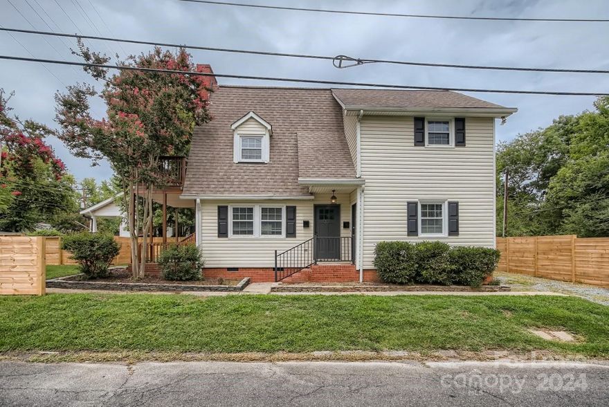 Move In Rate Special! Unit offered at $1999 for first 3 months of lease and increasing to $2150 for the remainder of term. Beautiful downstairs duplex in the heart of Charlotte's desirable Dilworth neighborhood.  Incredible location to walk, scooter, or bike to everything! Quick access to Park Square Shops, Dilworth Garden, Kenilworth Commons, & Atrium CMC Main. Limitless shopping and dining options will be at your fingertips- with close proximity to Starbucks, 20+ restaurants/bars, and 3 grocery stores. 
Pristine condo with bright open floor plan and soothing color palette. Chefs' kitchen with stainless steel appliances, new quartz countertops with breakfast bar, and dedicated dining area.  Newly installed HVAC.
2- well-appointed bedrooms adjoin a recently remodeled bathroom with beautiful tile detailing and modern accents.
Enjoy the bustling neighborhood from the covered front porch surrounded by a modern privacy fence.
Unit includes a dedicated driveway with room for 2 vehicles.