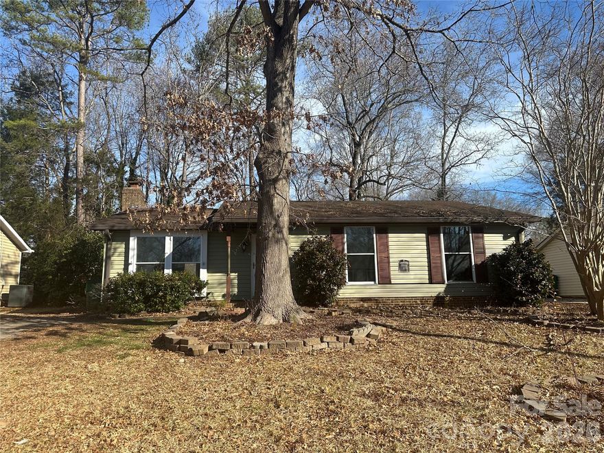 This delightful 3-bedroom, 2-bath home features an unbeatable location and is brimming with potential. It eagerly awaits a new owner to breathe new life into it and make it their own. With its charming design and fantastic setting, this property is a perfect opportunity for those looking to create their dream home.

***Urgent! Multiple Offer Notice and Highest, Best & Final Requested for 6011 Sunset Chase Lane !