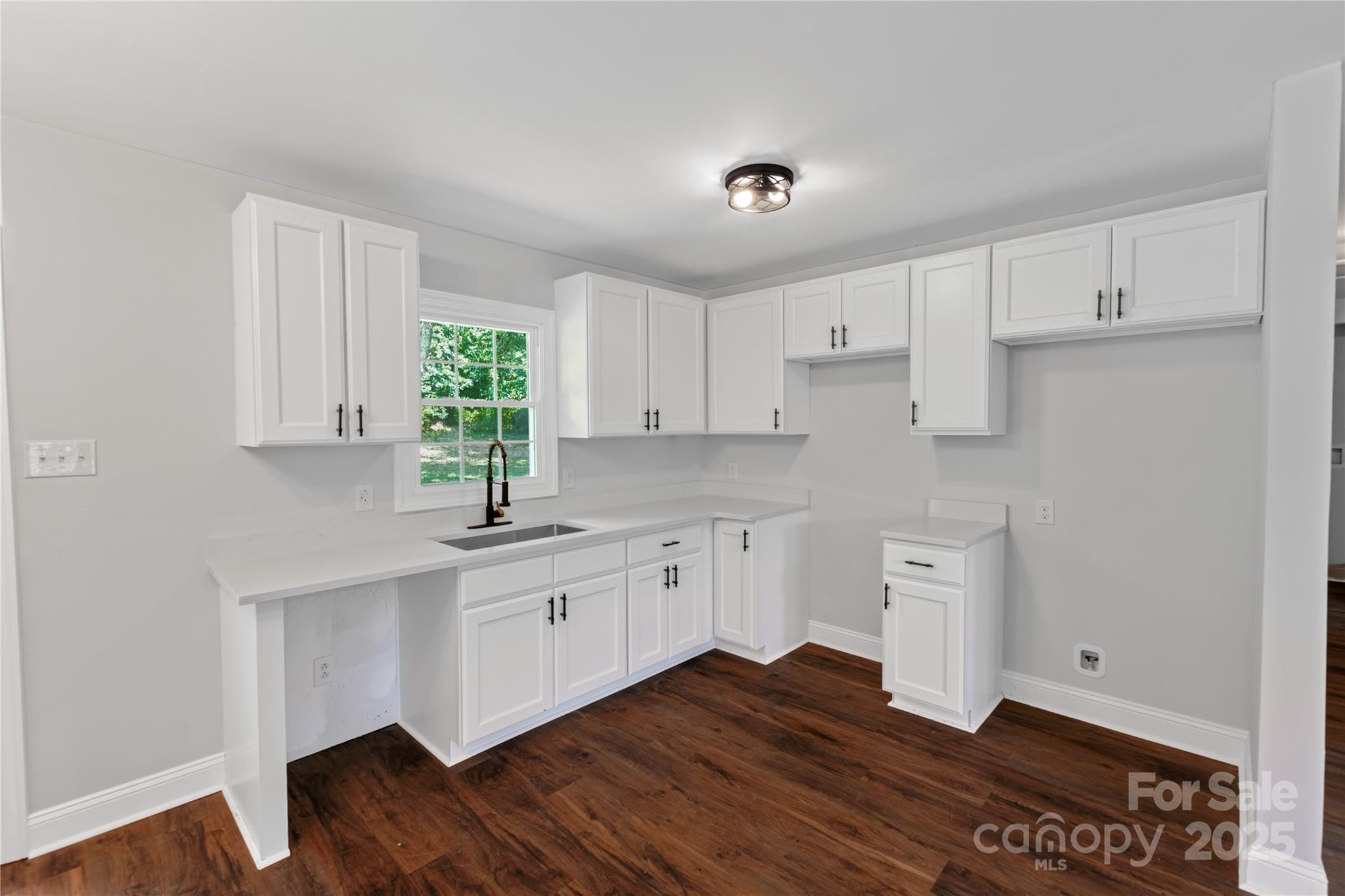 716 W Pine Circle