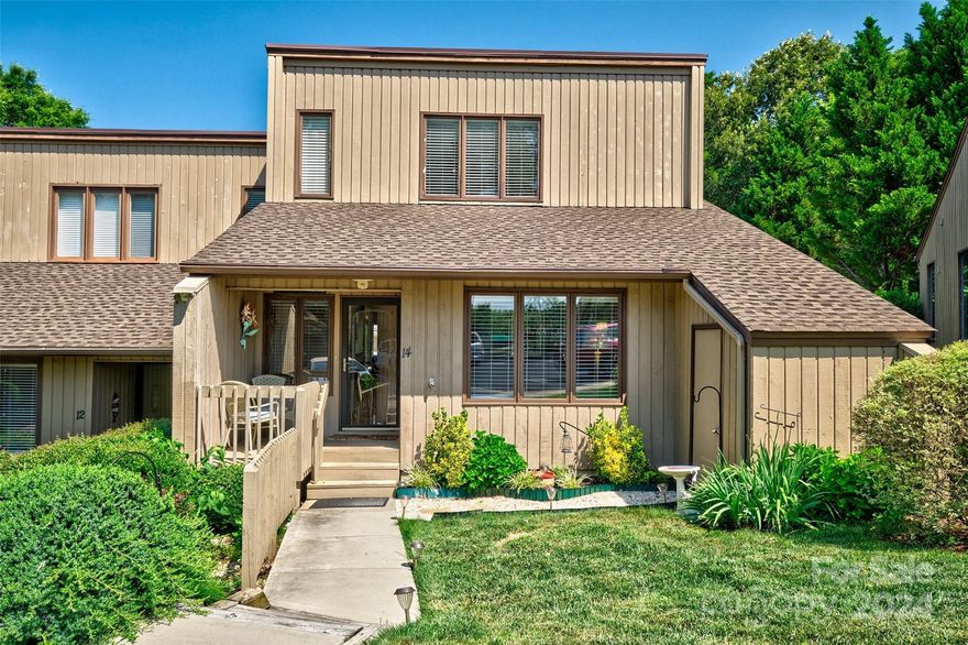 Come enjoy amenity rich River Hills community. This 2 BR/2.5 BA end unit condo is ready for you!! Beautiful hardwoods throughout main level with neutral colors. Large master on main and upstairs bedroom is large enough for a second master. Walk to the marina, tennis courts, or pickle ball courts. Enjoy sitting on the front porch or stretch out on the back deck.