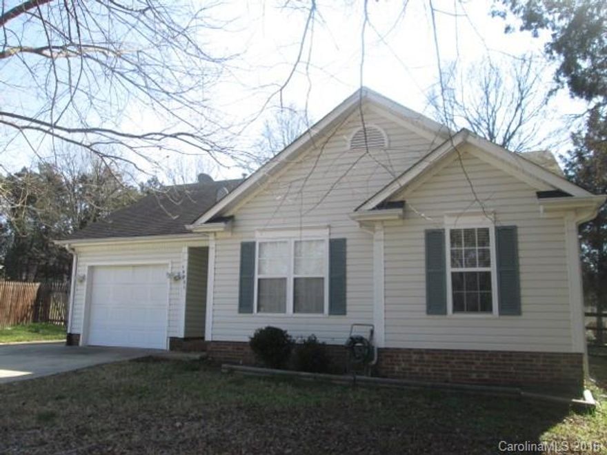 Cute home on large cul de sac lot. Big fenced yard. Vaulted ceilings in living room.  Pet fee is per pet that does not exceed 30 lbs.