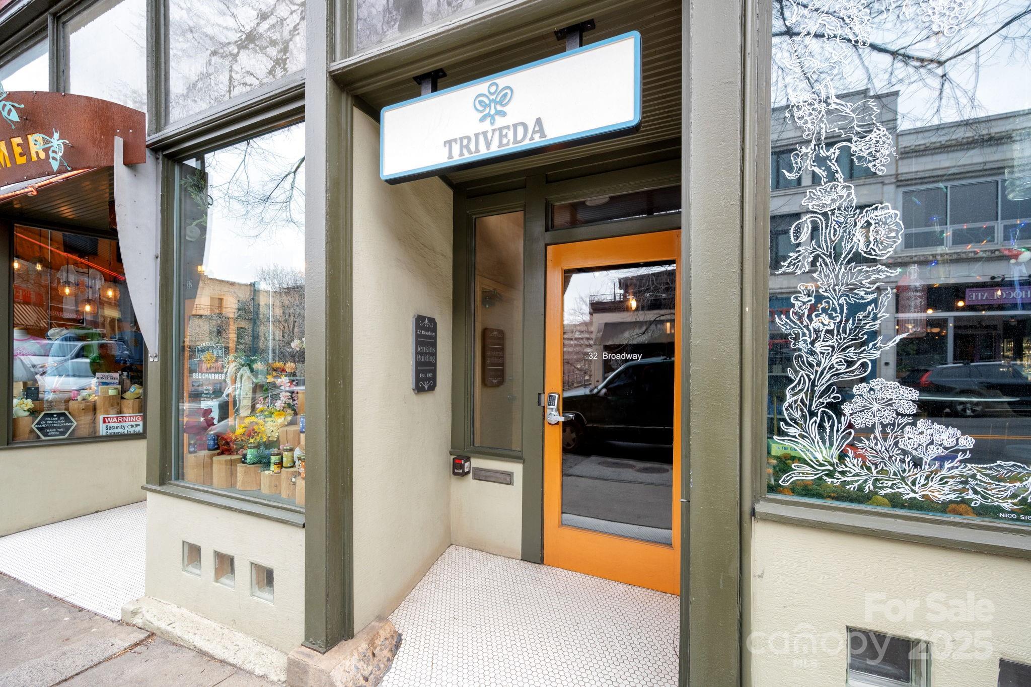 32 Broadway Street 330