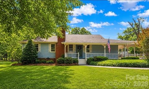 Photo of 6016 Indian Brook Drive, Matthews, NC 28104 (MLS # 4377872)