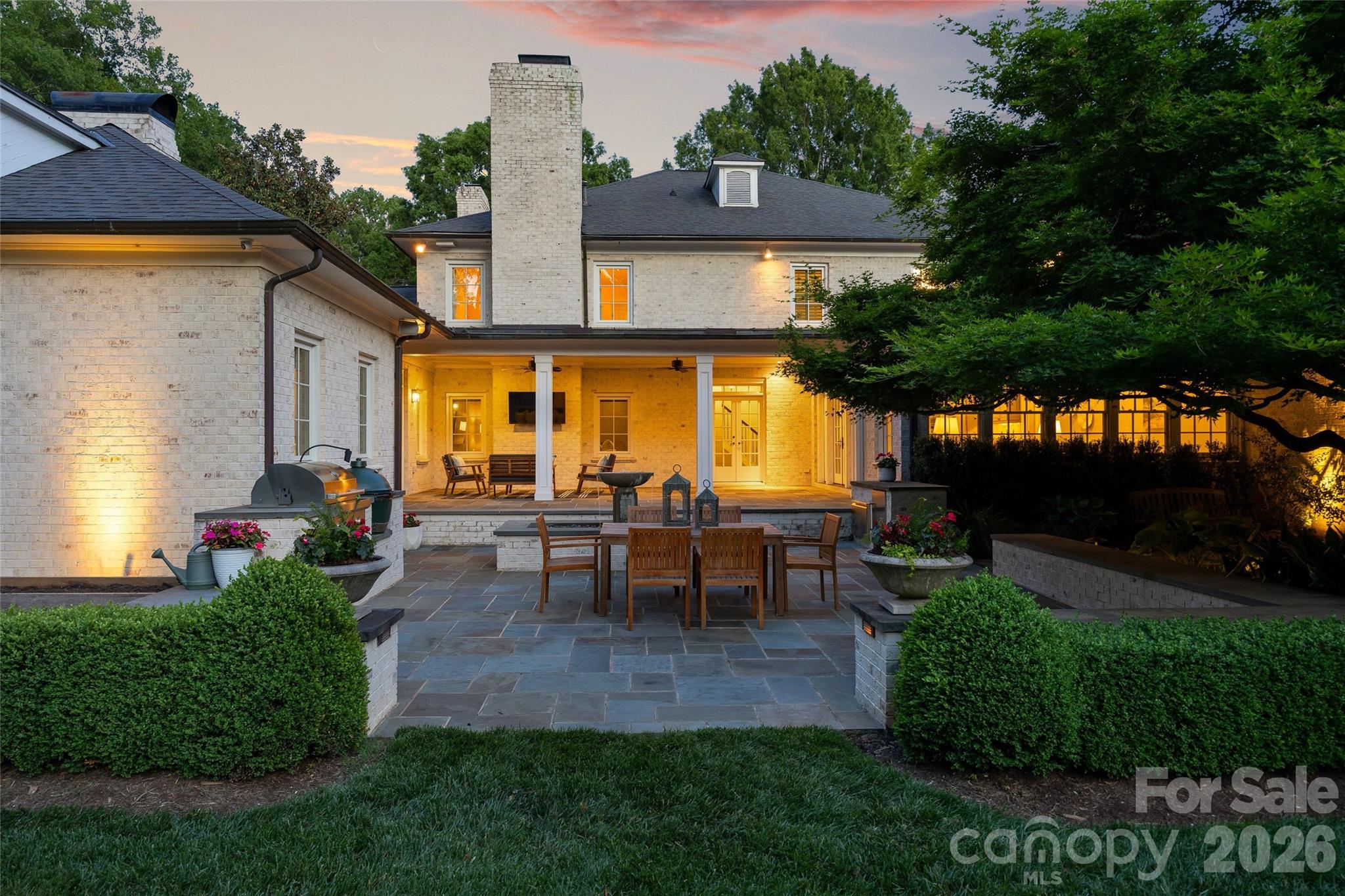 2514 Beretania Circle