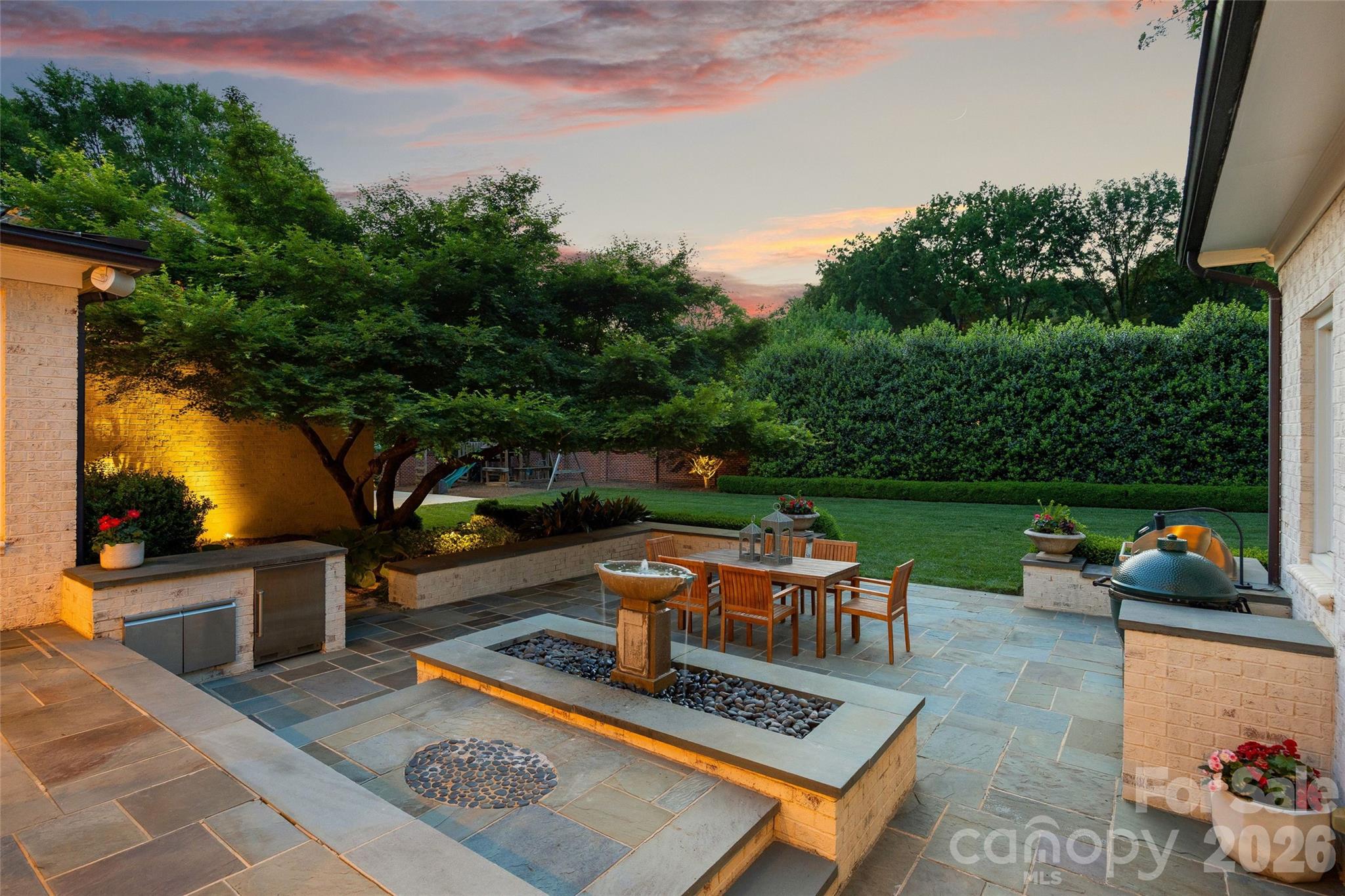 2514 Beretania Circle