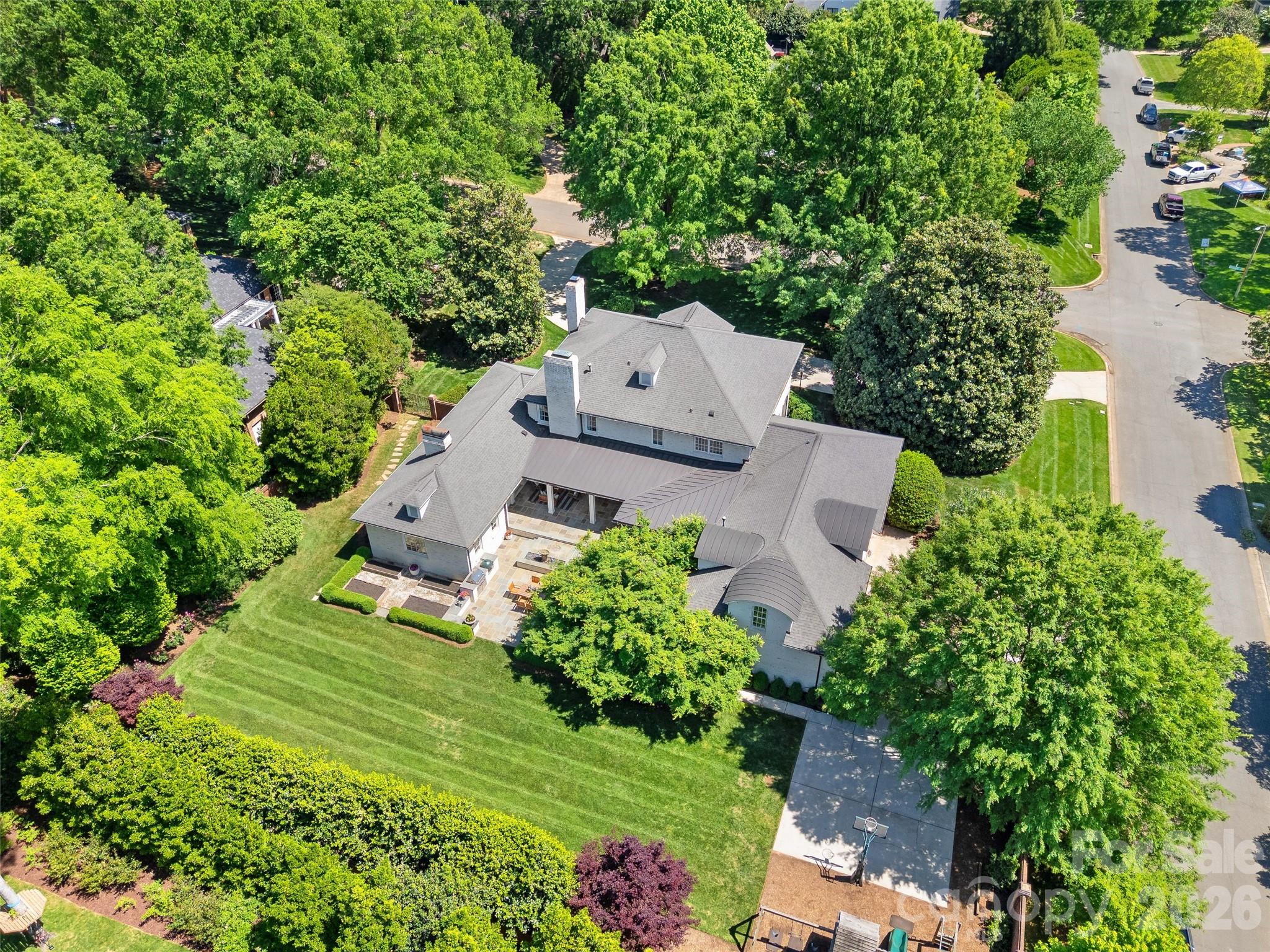 2514 Beretania Circle