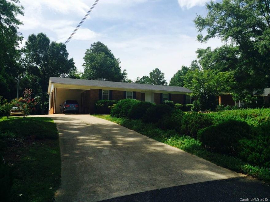 What an opportunity to live in a country setting and be close to everything!! This area features large yards and quiet street. The home has a huge great room. HUGE!!! Recently painted and updated!! Come entertain making this home your paradise!!