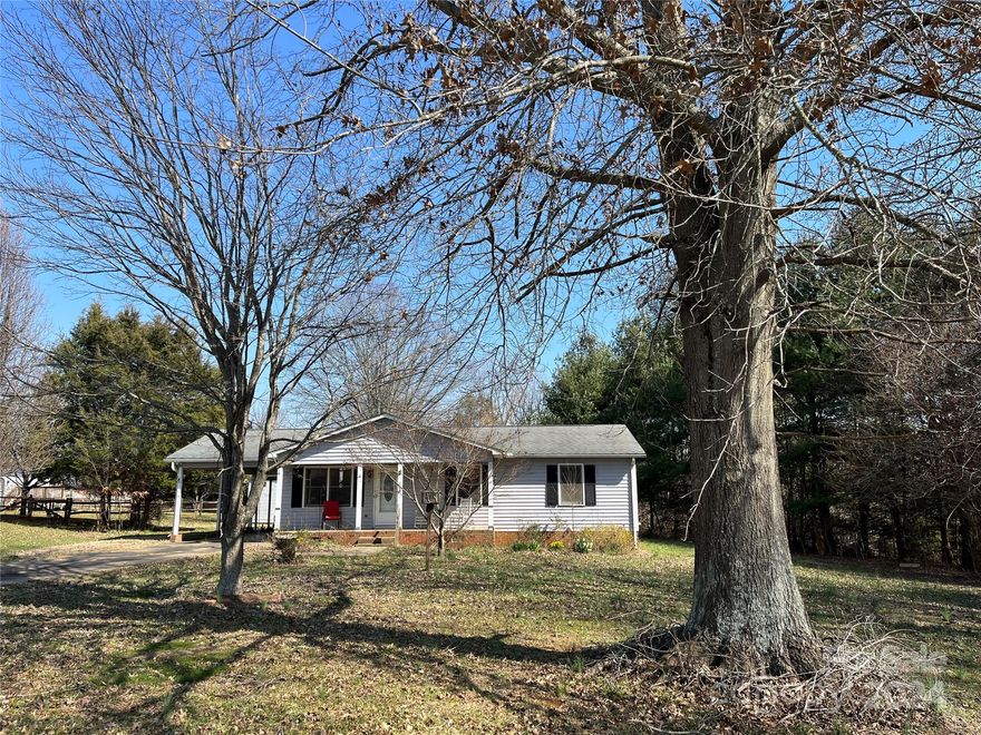 Handyman special! Unleash your creativity and turn this 3-bedroom "diamond in the rough" into an ideal home! Cash sale due to remodel needed. Great location that has that country feel, yet very convenient to shopping, restaurants and HWY 52.