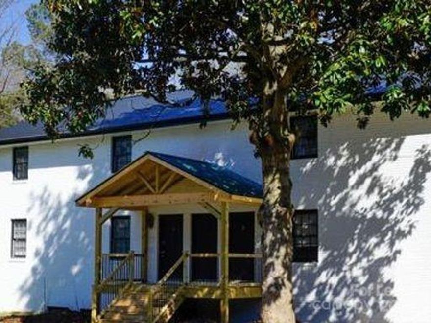 Cozy top-floor 2 bedroom unit available now! Open living spaces, LVP flooring throughout, all kitchen appliances and washer dryer connections. Just blocks away from the Downtown Albemarle business district, close to shopping, hospital and so much more!
Please note Renters Insurance is required. Pet Fee is per pet that does not exceed 35 lbs.