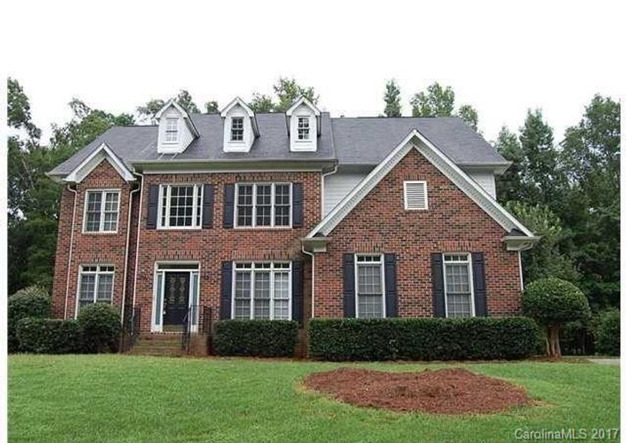 Great House in desirable Somerset. Fantastic Location across from The Club at Longview! Open floor plan, granite counter tops, hardwood floors in kitchen and breakfast area, formal living and dining, dual stairs and 2 fireplaces. 4 bedrooms upstairs including master suite w/sitting area. 2nd upstairs suite! Cul-de-sac Lot! Resort style amenities, community pool! Marvin Schools!