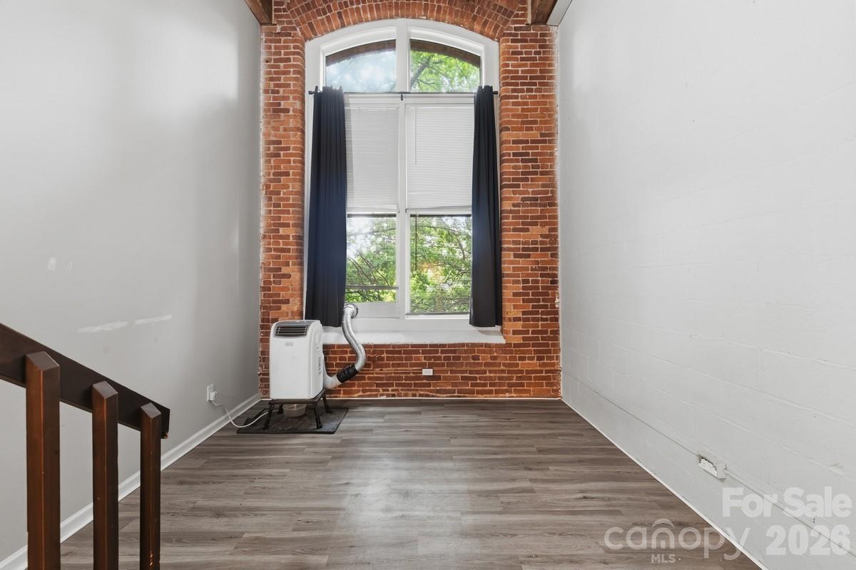 201 S Hoskins Road 219