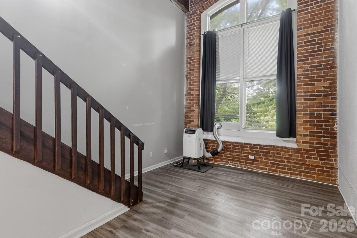 201 S Hoskins Road 219