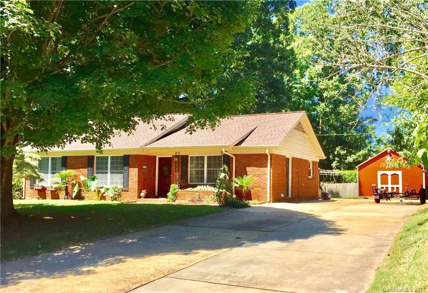 MGSD  schools...Location is perfect if you are looking for the spot where kids can walk to school and Bellingham park is next door then you found it.  No through traffic end of road. 3/2 brick ranch open concept with all the love and upgrades.  Home has been renovated including new archetictural roof $$ new anderson windows $$ new porcelain wood tiles in a herringbone style$$$$ 2 new bathrooms$$$ new deck$$ new carpet$$$ new lighting$$ etc..The floor plan flows well.  Home has workshop/man cave.