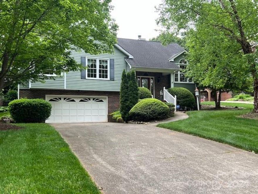 Great house located in very desirable Mtn View. Very convenient to Hwy 321, and I40 with downtown Hickory only 8 minutes away.  Large home with 4 bedrooms and 3 baths.  Large bonus den in basement.  Large, oversized garage.  Very nice 16X24 screened back porch.  Back yard is fully fenced. This is a must see.