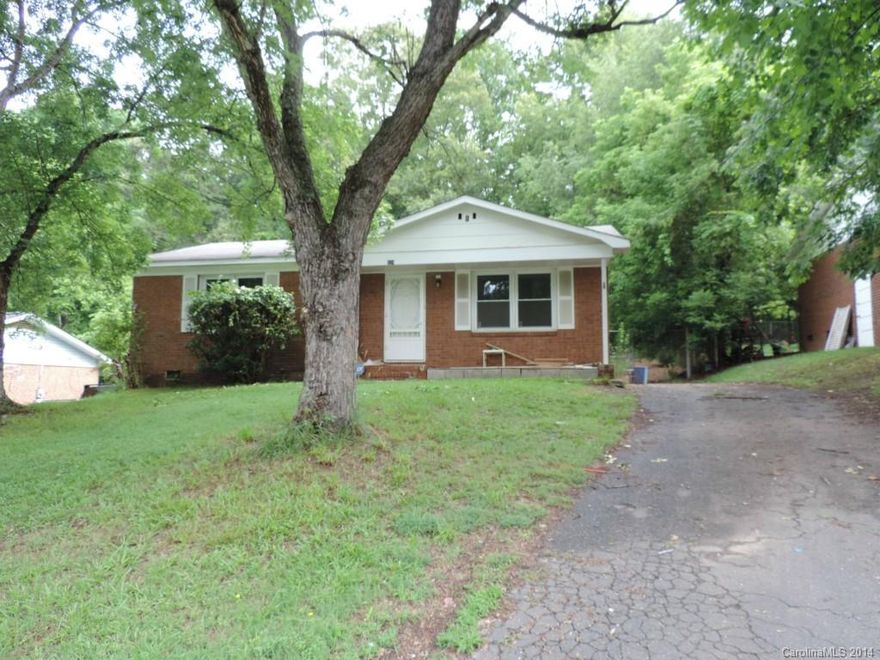 Quaint little house perfect for a family. On a Cul D Sac street, has a fenced in backyard. Frresh paint, new flooring. Neighborhood is quiet.