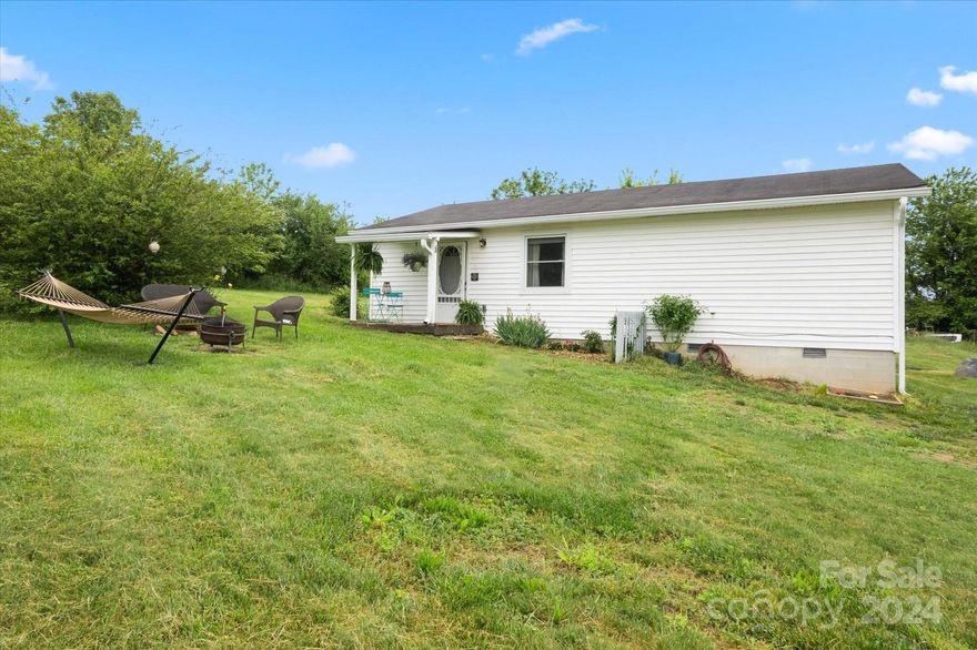 Charming and cozy 2 bedroom 1 bath home on large lot with beautiful long range mountain views.  This sweet one level home with an open floor plan offers tranquility and a quiet country life in Candler, just west of Asheville.  Huge yard for gardening, expansion, or just relaxing with the quiet sounds of nature.  Enjoy summer evenings by the firepit, garden shed has space for garden tools, kayaks and bikes. 15 minutes to Asheville.