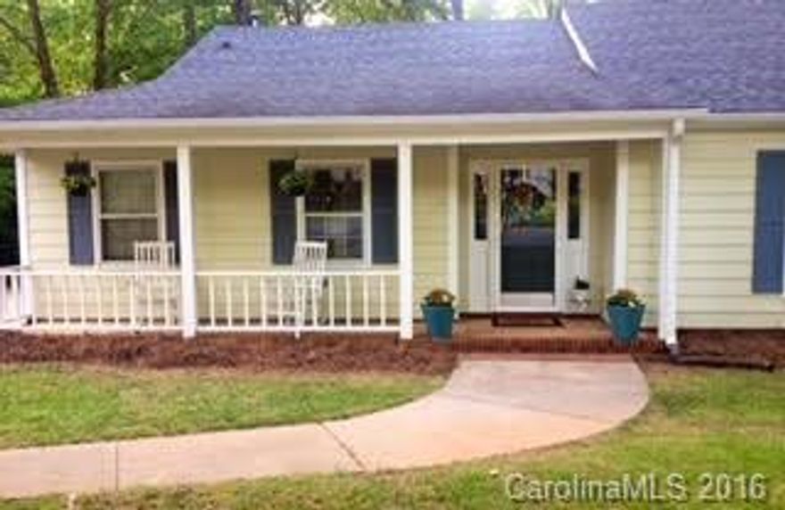 granite countertops
fenced back yard
huge deck!
cul-de-sac lot
hardwood type floors

lawn maintenance $80 per month additional to be paid by tenant