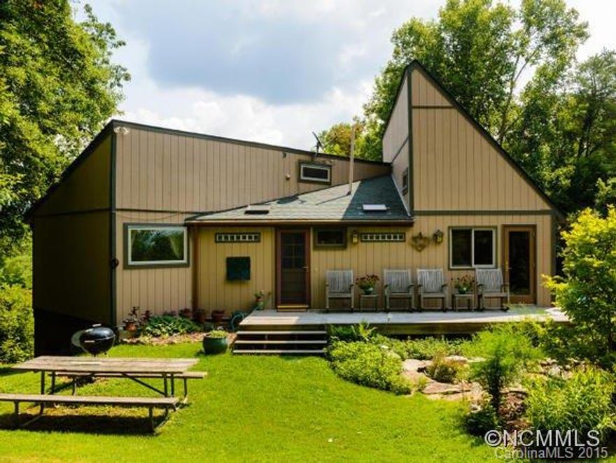 Serenity & privacy only 10 mins from downtown; one-of-a-kind property adjoins Blue Ridge Pkwy and Mtns-Sea Trail. Contemporary with manyupdates & craftsman features; year-round long-range views to east and south. Large master suite, airy 2nd BR, open LR/DR, downstairs den and bonus room, 3 full BA, garage. Small ponds & mature landscaping with specimentrees. Bring your binoculars & hiking shoes! Adjoining lot MLS 567466 makes a mini estate.