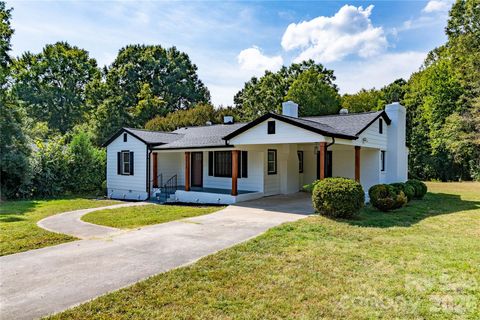 Photo of 8000 Chapman Street, Charlotte, NC 28216 (MLS # 4363829)