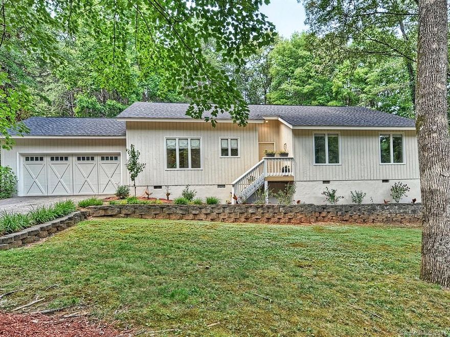 River Hills private and gated community on Lake Wylie. Cute as can be ranch with new carpet and paint, move right in. Spacious great room/ opens to wooded private backyard with deck. The soaring stone fireplace accents this Hugh room. All on one level home offered at an exceptional price of $232,900. Enjoy the amenities of this private community on the shores of Lake Wylie.