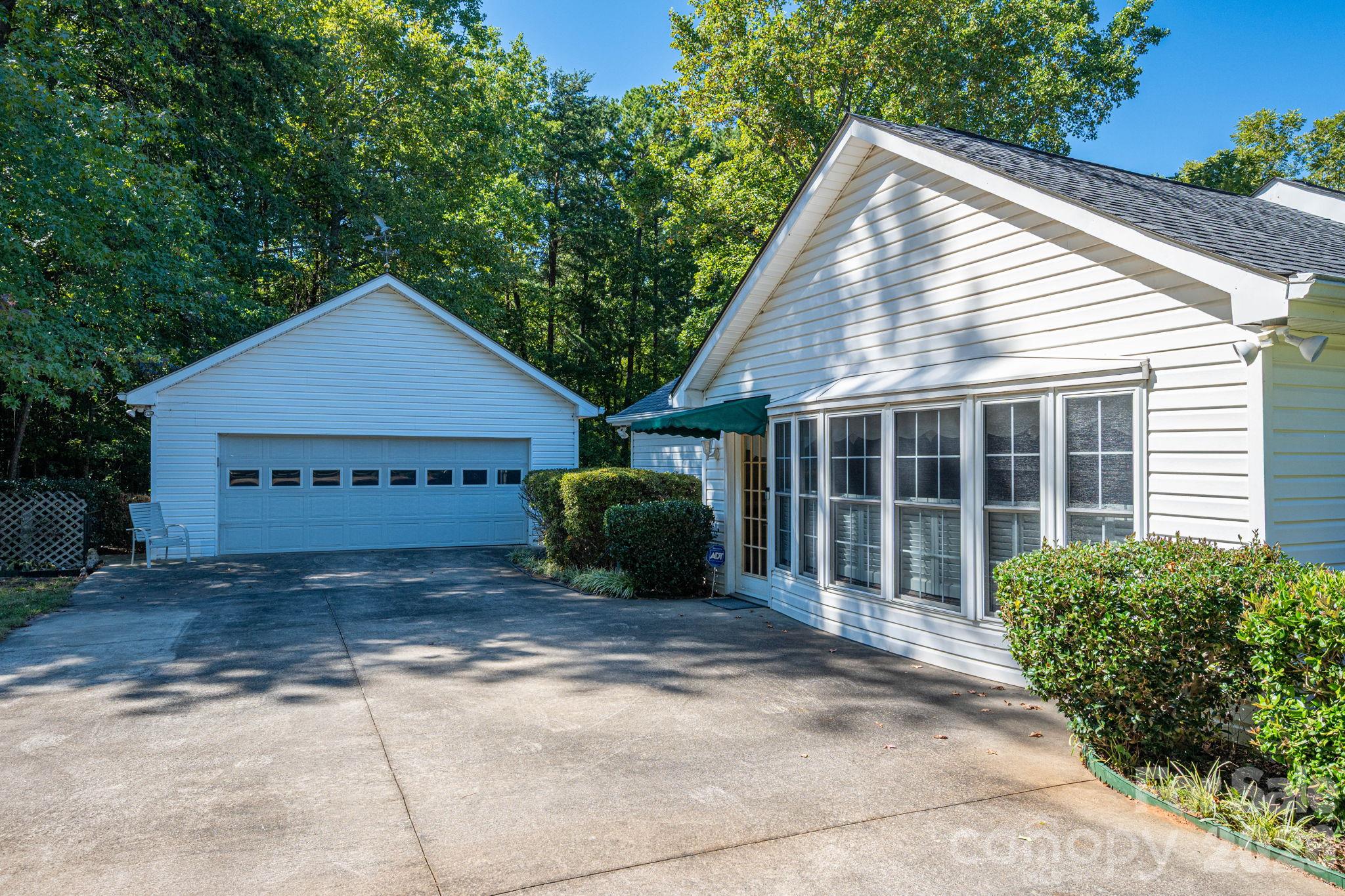 2545 Les Lane