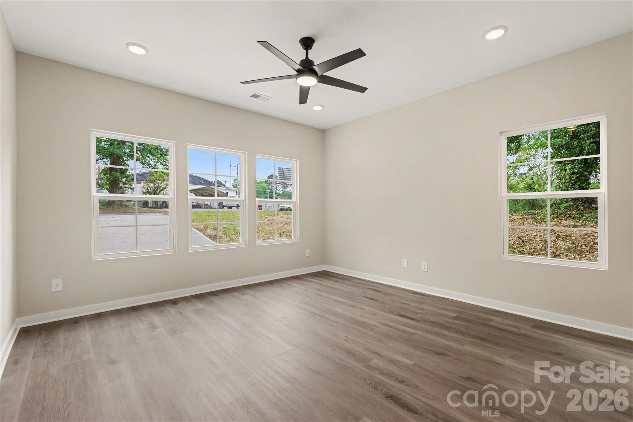 112 E Hilltop Drive