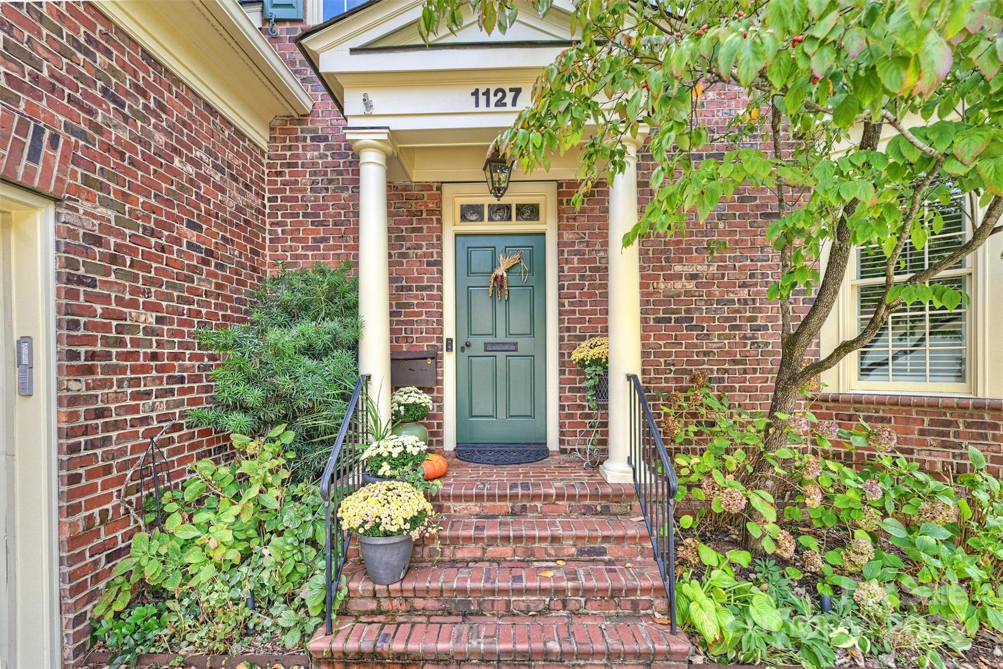 1127 S Kings Drive
