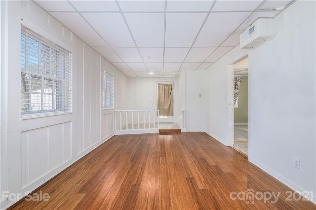 Royal Manor - Residential