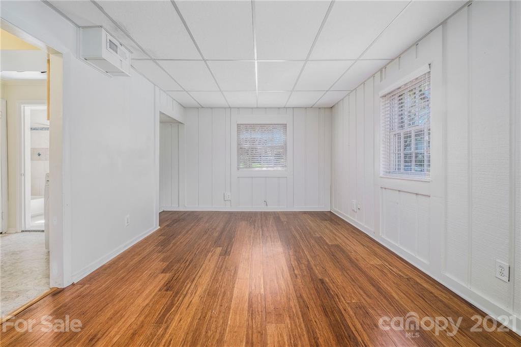 Royal Manor - Residential