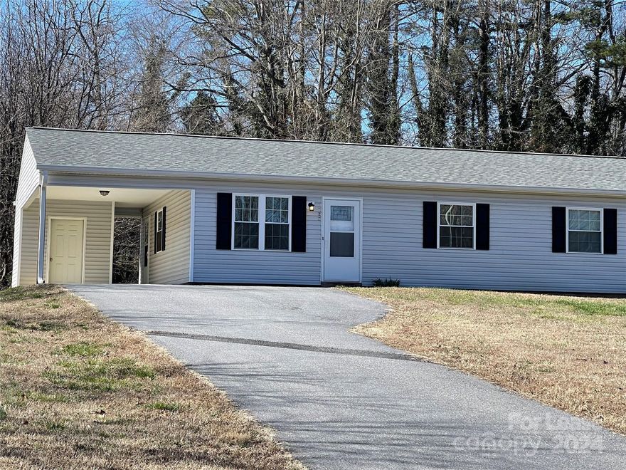 Newly remodeled two bedroom one bath in Longview.
LVP flooring throughout - 
Washer & Dryer included in unit.
One car carport and store building attached.
Large back and front yard.
